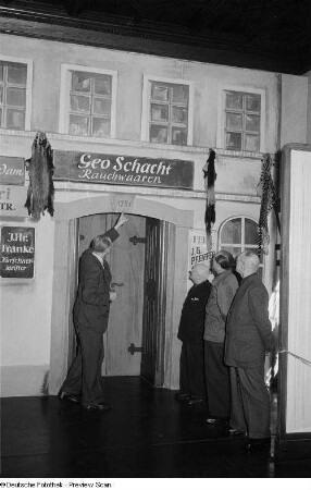 Besucher während einer Führung in der Kürschner-Ausstellung im Alten Rathaus