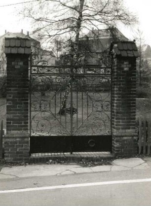 Deutschneudorf, Talstraße 38. Wohnhaus mit Einfriedung. Gartentor