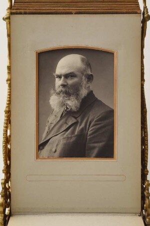 5. Portrait: Wilhelm Hans Grund, Gewerberat in Annaberg : Patentierter Bilderständer. "In Ehrerbietung gewidmet von den Gewerbeinspektoren des Königreichs Sachsen"