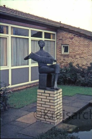 Kreisaltenheim [Ahrensburg]: Reeshoop: Grünanlage mit Teich: Kunst am Bau: Bronzeplastik "Ziehharmonikaspieler" von Karl-Heinz Goedtke