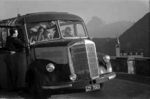 Pieve di Cadore: Gruppe, Blick auf Dolomiten, mit Seitenwand des Autobus, Autobus auf der Straße nach Cortina