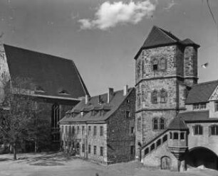 Halle (Saale), Moritzburg, Innenhof nach Norden, mit Kapelle St. Maria Magdalena, Lazarettgebäude, Torturm und Wehrgang