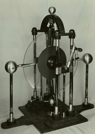 Scheiben-Elektrisiermaschine : Technikgeschichte | Grundlagen der Technik, Wissenschaft und Kultur | Geräte, Werkzeuge | Wissenschaftliche Instrumente