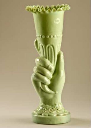 Vase in Gestalt eines Füllhorns