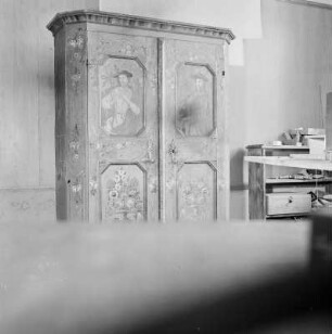 Verzierter und bemalter Schrank
