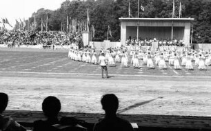 Tanzvorführung auf der Reichsnährstandausstellung 1939 : Eine Tanzvorführung auf dem Großen Ring im Rahmen der 5. Reichsnährstand-Ausstellung 1939 in Leipzig.
