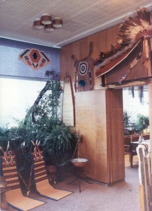 Kraszewski-Zimmer : Dresden-Altstadt, Prager Straße 17. Großgaststätte "International". Kraszewski-Zimmer während der Sonderveranstaltung "Gastlichkeit von Land zu Land". Ausstellung von Bekleidungsgegenständen und Federschmuck der Indianer