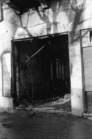 Bukarest: Calea Dudesti: Ausgebrannter Laden, ohne Baum, näher