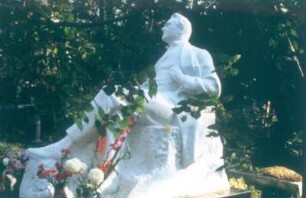 Moskau. Nowodewitschi-Friedhof. Grabmal des Bassisten Fjodor Iwanowitsch Schaljapin (1986; A. E. Jeletzkij, J. Voskresenskij). Marmor, Granit
