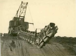 Neukieritzsch-Lobstädt. Tagebau Viktoria. Kohlegewinnung. Abraum mit Eimerkettenbagger. Ansicht mit angehobenem Gelenkglied (sog. Schake)