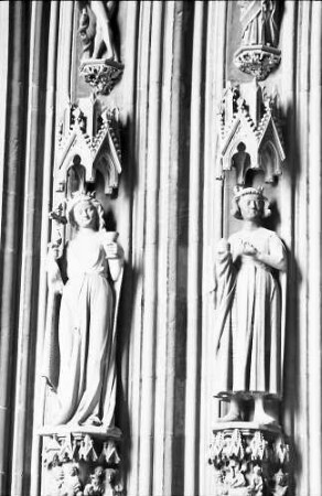 Freiburg: Figuren am gotischen Portalbogen