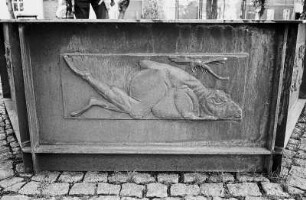 Altlandsberg : In Altlandsberg, Brunnen am Markt mit Flachreliefs von Johannes Karl Gotthard Niedlich aus dem Jahr 1992