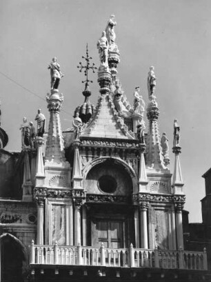 Venedig, Foscari-Bogen, Fialen an S. marco über dem Hof des Dogenpalastes