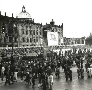 Berlin. Demonstration anläßlich des III. Parteitages der SED auf dem Schloßplatz (Marx-Engels-Platz). Juli 1950