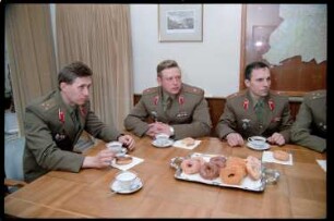 Fotografie: Empfang sowjetischer Offiziere in den Lucius D. Clay Headquarters in Berlin-Dahlem