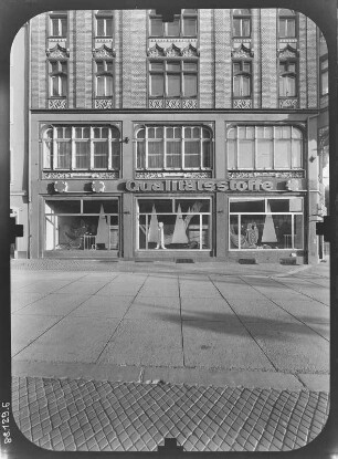 Gera, Kleine Kirchstraße. Wohnhaus mit Laden (VEB Modedruck Gera - Industrieladen). Straßenfront (Teilansicht)