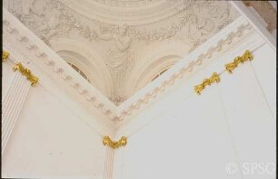 Berlin, Schloss Charlottenburg, Altes Schloss, Treppenhaus, R. 113 / R. 208, Blick über das Gesims zum Deckengewölbe mit Lünetten, Herme, Putten und Girlande.
