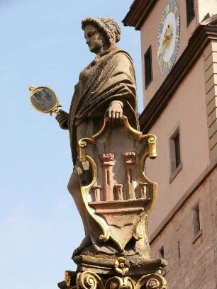 Figur auf dem Seelbrunnen am Kapellenplatz
