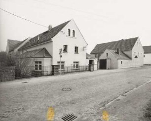 Seitengebäude : Dreiseithof (A. 19. Jh.). Wohnhaus und Seitengebäude