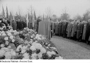 Kranzniederlegung zum 34. Jahrestag der Großen Sozialistischen Oktoberrevolution auf dem Trinitatisfriedhof