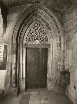 Prag-Josefstadt (Praha-Josefov). Altneu-Synagoge (sog. Altneuschul). Innenansicht. Portal (ätestes Prager Portal; 14. Jh.)