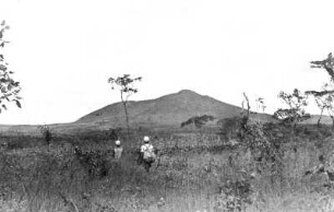 In der Savanne : Zwei Personen in einer Savannenlandschaft