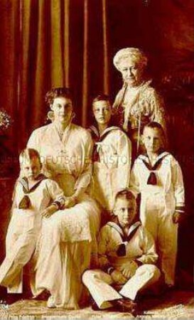 Auguste Viktoria mit Kronprinzessin Cecilie und deren vier Söhnen