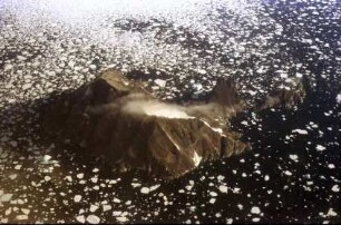 Kulusuk: Flug über die Küstenfjorde und Gletscher, Eisschollen um einen Berg