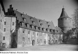 Blick auf die Junkerei und den Bergfried ("Flasche")