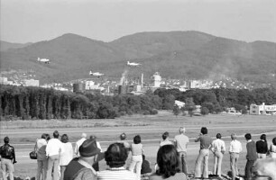 Freiburg: Flugplatz mit Vorführungen; vom Müllberg