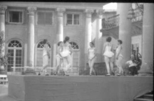 Ballett-Serenade der Dresdner Staatsoper im Schloßhof vor dem Bergpalais von Schloß Pillnitz, Juli 1951