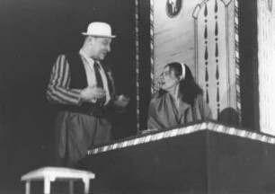 Hamburg. Deutsches Schauspielhaus in St. Georg. Die Schauspieler Hilde Krahl und Fritz Wagner im Theaterstück "Der Widerspenstigen Zähmung" von William Shakespeare 1945.
