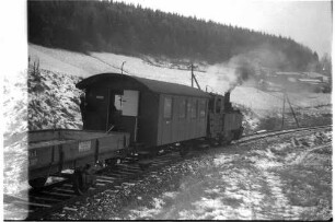 Strecke Trochtelfingen - Mägerkingen, Lok 12, die Niederbordwagen mit Holzaufbau (X-Wagen) wurden ab 1975 durch stärkere K-Wagen ersetzt