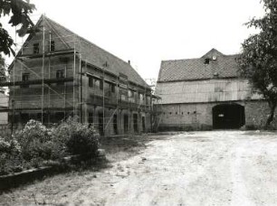 Cossebaude-Gohlis, Gartenstraße 23. Dreiseithof (1806). Stallgebäude und Scheune