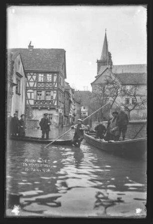 Hochwasser in der Mühlenstraße in Richtung Stiftskirche, mit Personen auf Schelchen sowie Schriftzug" Hochwasser in Wertheim 16. Jan. 1920"