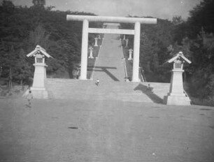 Chōsen Jingū (wichtigster japanische Shintō-Schrein in Korea zur Zeit der japanischen Kolonialherrschaft) : Aufgang mit Torii und Steinlaternen
