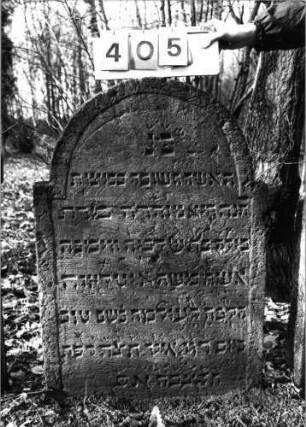 Grabstein 405 (Index: 99752662) Material: Sandstein Zustand: gut Maße HxBxT: 97x67x8 cm Beschreibung: Stele, eingezog. Rundbogenabschluß, Schriftfeld eingetieft: Grabstein 405