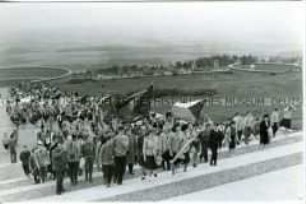 Internationale Jugendliche in der Nationalen Mahn- und Gedenkstätte Buchenwald