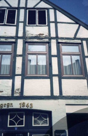 Hagenstraße 3: giebelständiges Fachwerkhaus: Straßenfront: Teilansicht: Fenster