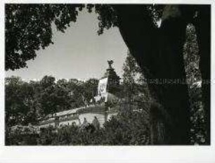 Schloss Sanssouci unter dem Emblem von Hammer und Sichel