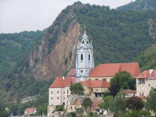 Dürnstein - Stadtansicht mit Klosterkirche : Aufgenommen am 12. Juni 2011 in der Wachau im Weinort Dürnstein