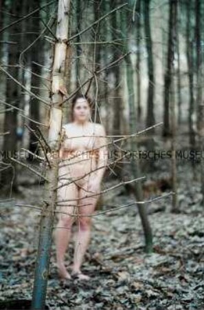 Frauenakt im Wald (Sonderthema: Ein Bild von mir - Selbstporträts und Selbstdarstellungen)