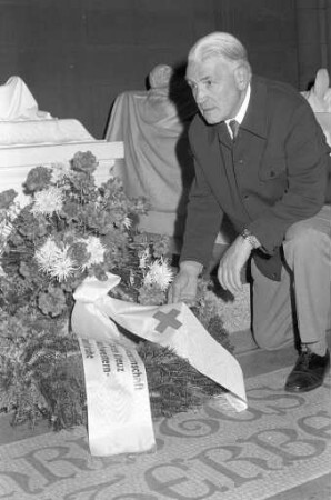 Großherzogliche Grabkapelle - Mausoleum - im Hardtwald. Führung von Bernhard Baumstark zum 57. Todestag von Großherzogin Luise