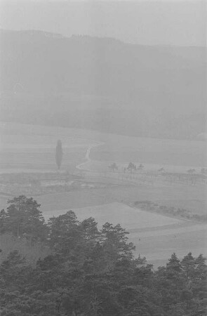 Blick in ein Tal mit Straße