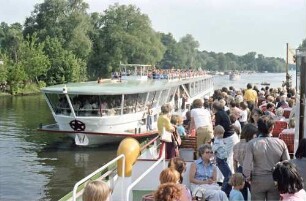 Berlin; Spandau: Schiffsbegegnung