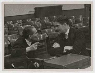 Anthony Eden während einer Sitzung des Koordinationskomitees im Völkerbundpalast in Genf. rechts: Anthony Eden
