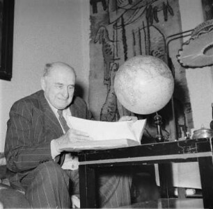 Marburg. Der Maler Prof. Ernst Vollbehr (1876-1960) beim Lesen seines Gästebuches