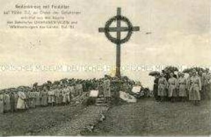 Deutsche Soldaten an einem Gefallenen-Denkmal in Lothringen