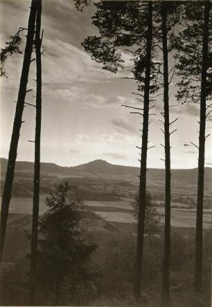 Zittauer Gebirge. Lausche (792 m). Blick von Norden. Im Mittelgrund Waltersdorf und Großschönau