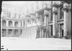 Berlin, Schloss Berlin, Schlüterhof, Portal, Detail: Zelt aus der Zeit Wilhelm II.